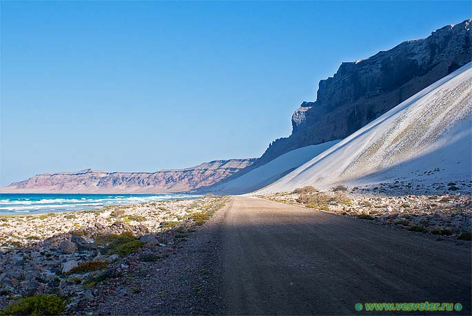 Йемен, остров Сокотра. Дюны у моря