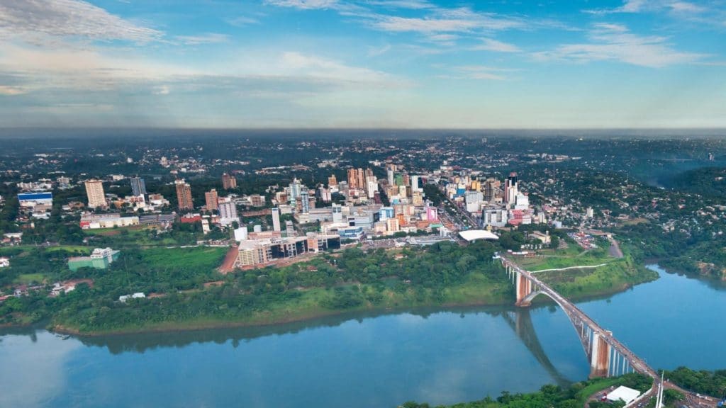 Вид на город Сьюдад-дель-Эсте, Парагвай ciudad del este paraguay